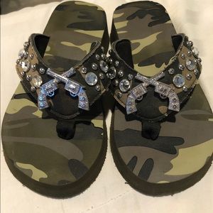 Camouflage flipflops with rhinestone pistols, sz 7.5